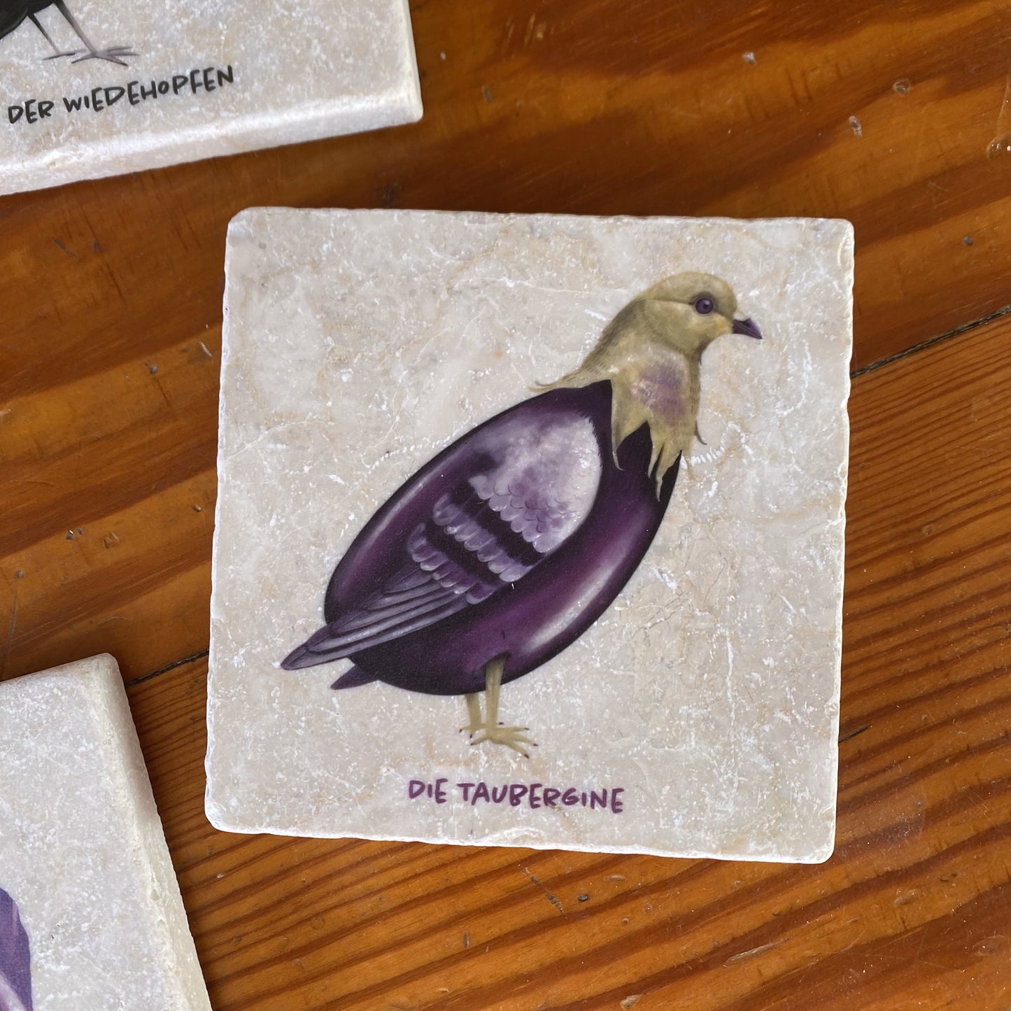 Gemüsevögel veggiebirds Fliesen-Untersetzer aus Naturstein Taubergine